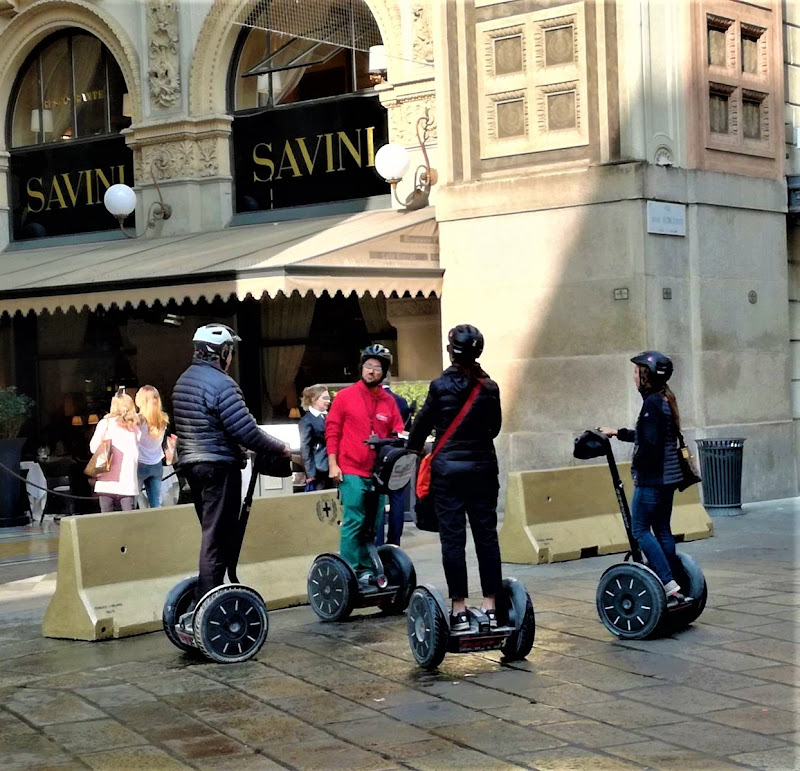 incontro con gli amici per girare comodamente in centro Milano di Inge