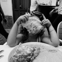 Tutti amano la pizza, ma ognuno la mangia a modo suo! di 