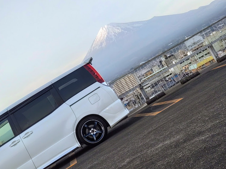 ヴォクシーの夕焼けと愛車・夕焼け富士山チャレンジ・富士山とコラボ・ホイール磨き✨・タイヤワックス施工に関するカスタム事例の投稿画像2枚目