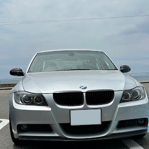 323i