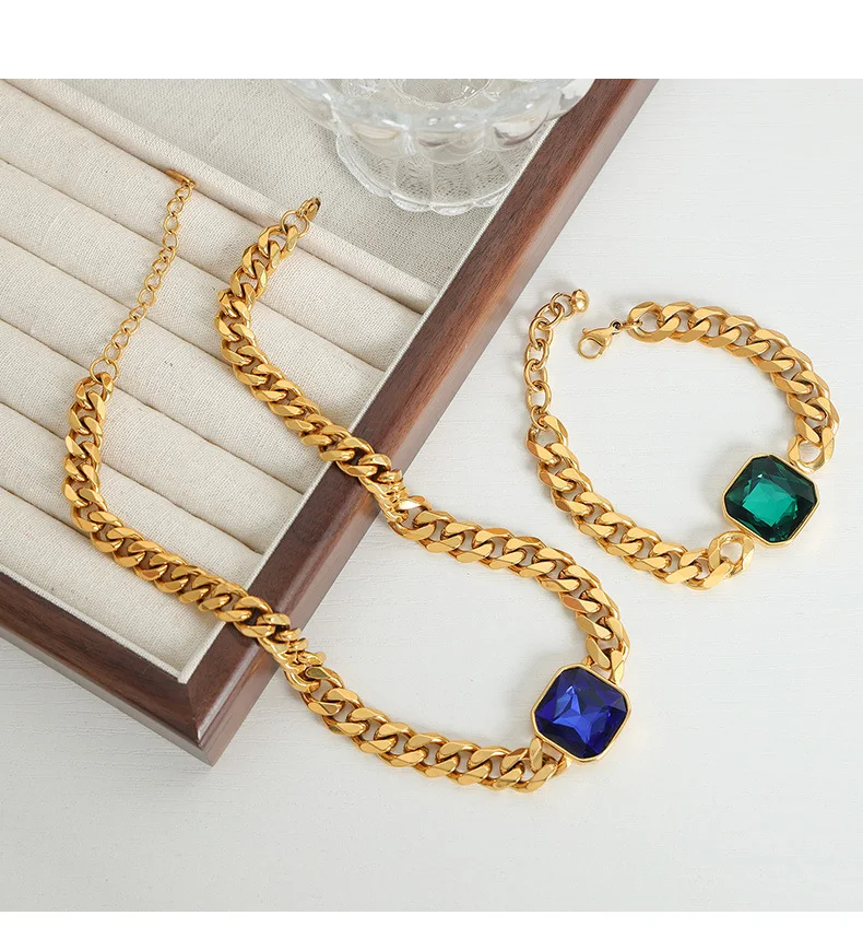 Bracelet chaîne cubaine, maillons carrés épais, lanières en cristal, pour un style audacieux et luxueux, parfait en toutes occasions.