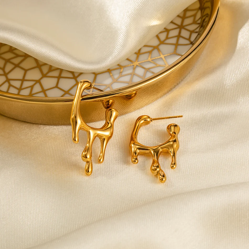 Brincos de gota líquidos em aço inoxidável e ouro 18K, perfeitos para um visual sofisticado e moderno que complementa seu estilo único.