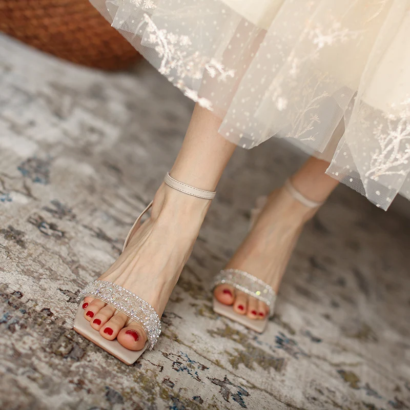 Sandalias de tacón alto con pedrería para mujer, stilettos brillantes para noches especiales, elegancia y glamour en cada paso.
