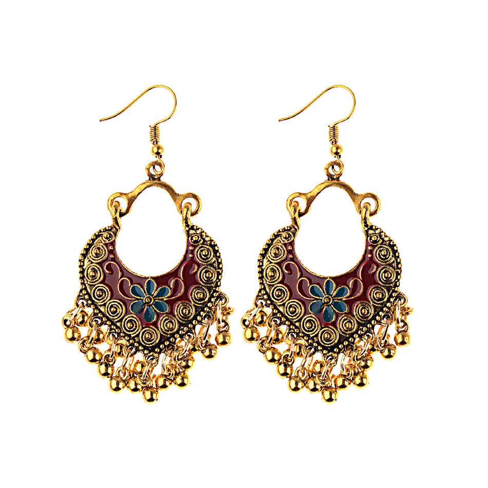 Boucles d'oreilles Gold Drop Oil style ethnique bohème avec pompons et perles. Un accessoire élégant pour sublimer votre look au quotidien.