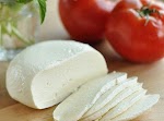 How to Make Homemade Mozzarella was pinched from <a href="http://www.thekitchn.com/how-to-make-homemade-mozzarella-cooking-lessons-from-the-kitchn-174355" target="_blank">www.thekitchn.com.</a>