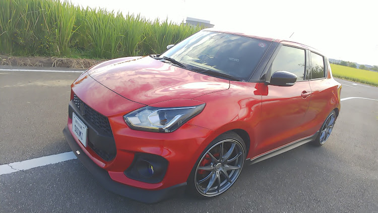 スイフトスポーツの朝のご挨拶・危険運転に関するカスタム事例の投稿画像1枚目
