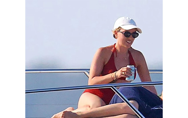 Scarlett Johansson and Colin Jost on a yacht