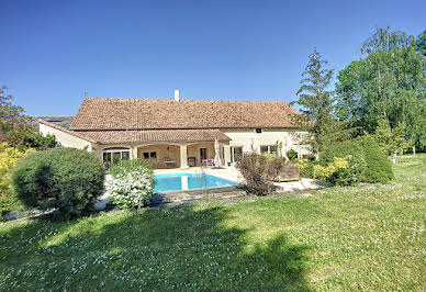 Maison avec piscine et terrasse 1