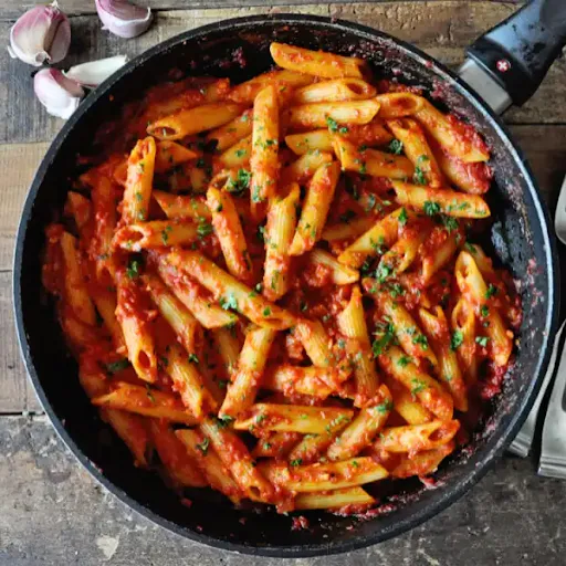 Chicken Cheesy Penne Red Sauce Pasta With Garlic Breads(2 Pieces)