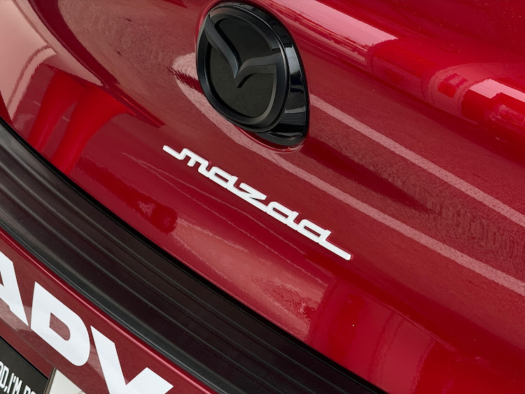 MAZDA3のRe-works・エンブレム・雨・６月もよろしくお願いしますに関するカスタム事例の投稿画像3枚目