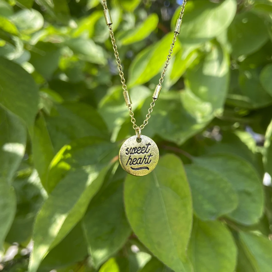 Populaire en modieuze gepersonaliseerde eenvoudige ketting met engelenletter, een perfect cadeau om je persoonlijke stijl te tonen.