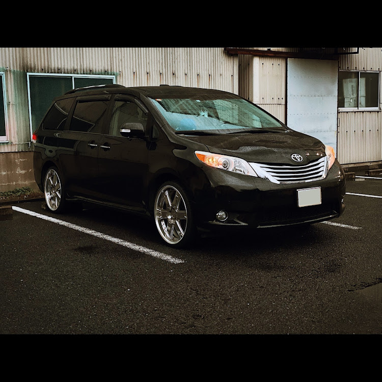 シエナのシエナ・リミテッド・TOYOTA・22インチ・workwheelsに関するカスタム事例の投稿画像1枚目