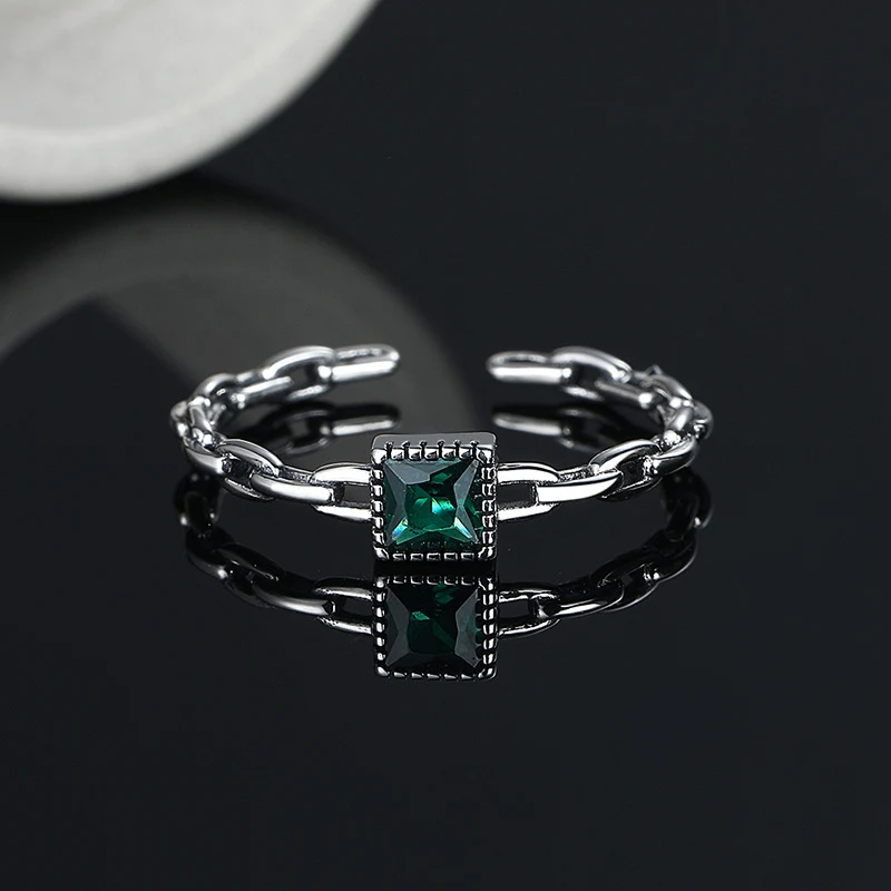 Bague chaîne en argent sterling S925 avec zircon émeraude, un bijou élégant et intemporel pour un style raffiné au quotidien.