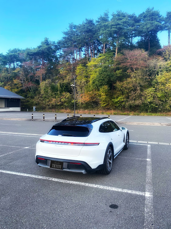 タイカンクロスツーリスモの#ポルシェ・#タイカンクロスツーリスモ・#宮城・#11月もよろしくお願いします・#紅葉と愛車に関するカスタム事例の投稿画像3枚目