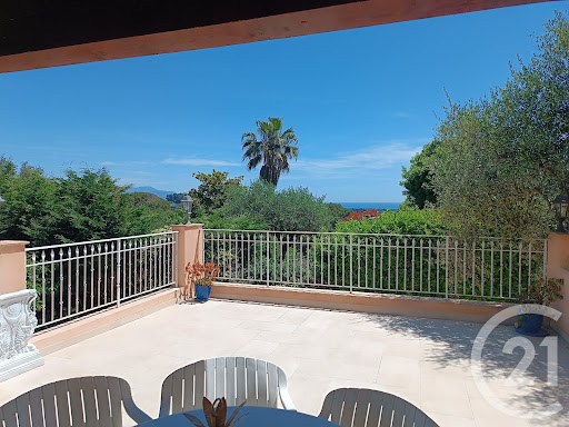 Maison avec piscine et terrasse 3