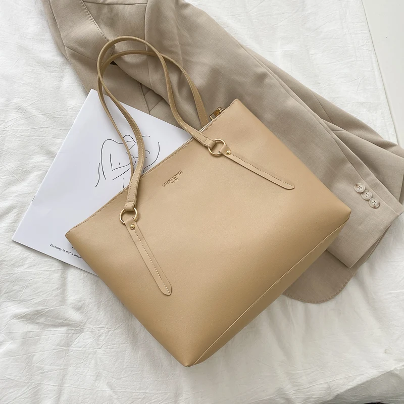 Bolsa de mão fashion, com personalidade e versátil para todas as ocasiões. Acompanha as últimas tendências e combina com qualquer look, um must-have!
