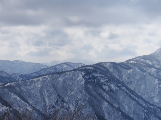 中央奥に伊吹山