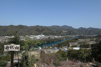 舟伏山から飛騨川を望む（中央右に納古山）