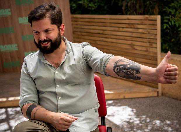 Gabriel Boric será el primer presidente con tatuajes visibles en la historia de América Latina. 