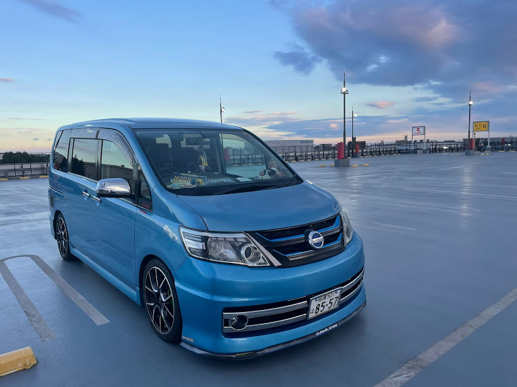 セレナの夕方の空気は良いですな・屋上駐車場好き・サマージャンボ宝くじ・ちょいとかわいく( ´,,•ω•,,`)♡・低そうで低くない少し低いクルマに関するカスタム事例の投稿画像4枚目