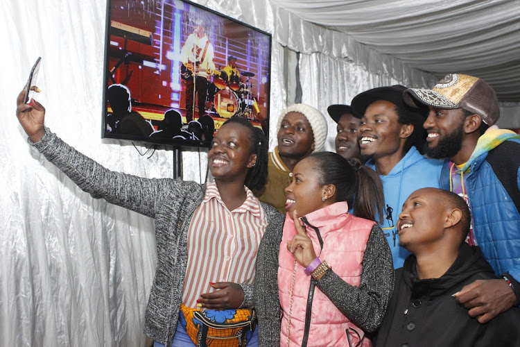 Youtube champion Henry Desagu takes a selfie with pals