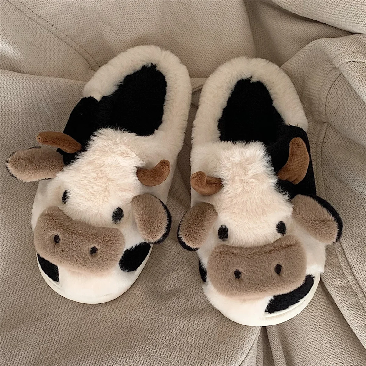 Title 6, Pantofole in cotone e lana con design di mucca ...