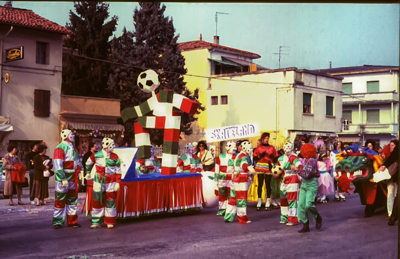 Carnevale anni 90; carro ispirato alla mascotte del Mondiale  Italia 90 di galubio52