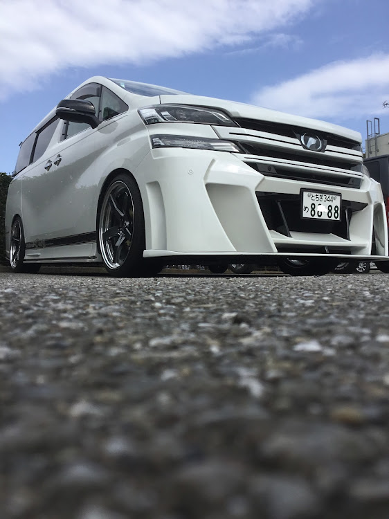 ヴェルファイアのエアロ・KUHL・明日帰ったら洗車しよ・週末は天気がいいってに関するカスタム事例の投稿画像1枚目