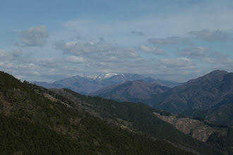 能郷白山（中央）と岩岳（右）