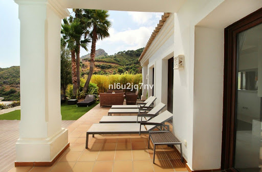 Villa avec piscine et terrasse 4