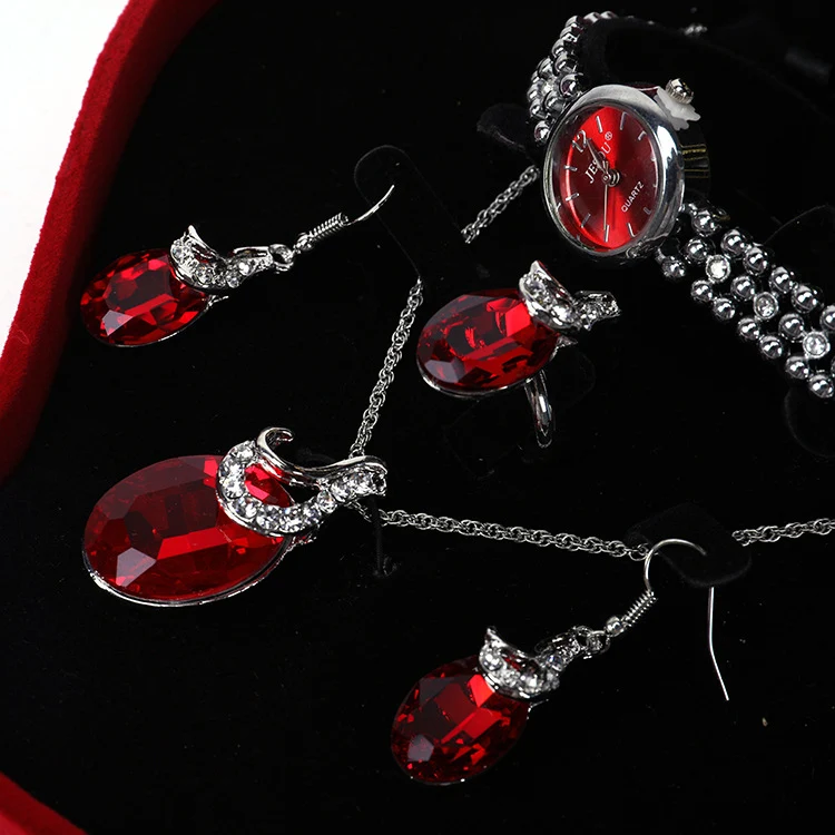 Conjunto de 4 acessórios para relógios de moda Aprimore seu estilo diário com este conjunto de pulseiras e complementos. Um visual perfeito para cada momento.