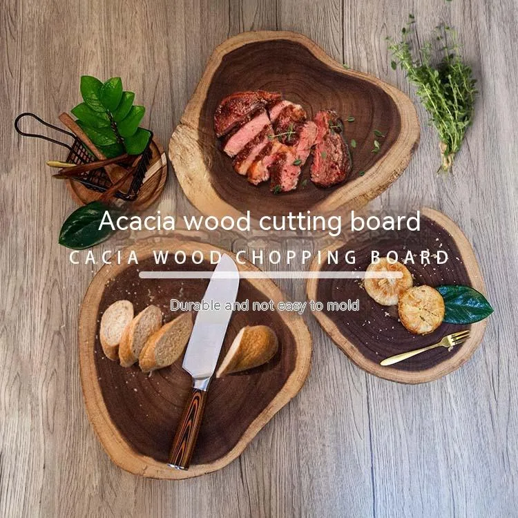 Tábua de corte de madeira irregular, perfeita para picar e fatiar alimentos, design rústico e charmoso, essencial na cozinha.