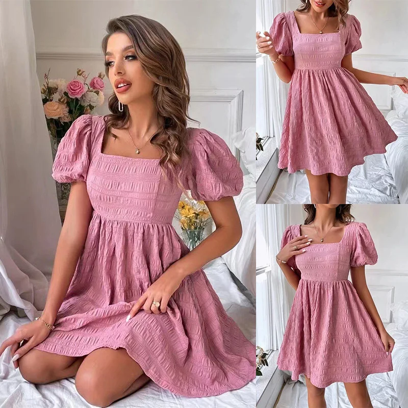 Robe courte femme mode col carré coupe ajustée manches courtes. Élégance et confort, parfait pour un look tendance et féminin en toute occasion.