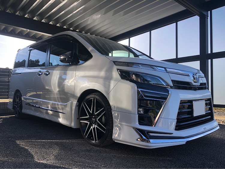 ヴォクシーの連休2日目・車検・代車・ブツのイジりに関するカスタム事例の投稿画像1枚目