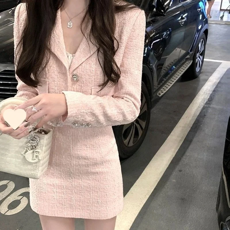 Terno Saia Tweed Feminino Cintura Alta. Conjunto Chique com Casaco e Saia. Ideal para um Visual Sofisticado e Elegante em diversas ocasiões.