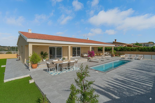 Villa avec piscine et terrasse 1