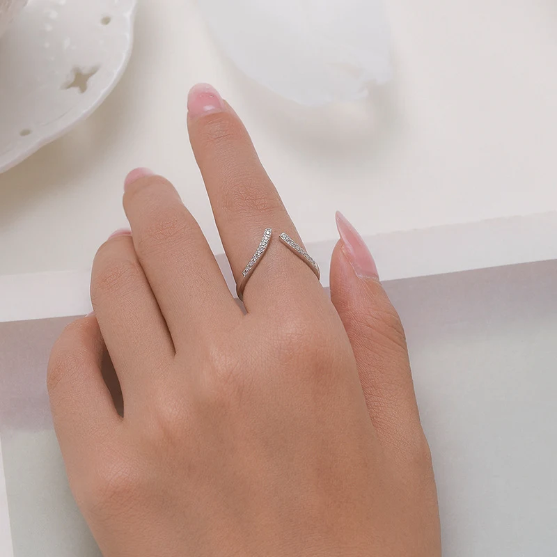 Mode ring voor dames in sterling zilver met diamanten. Schitterende ring die je outfit compleet maakt. Perfect voor dagelijks gebruik.