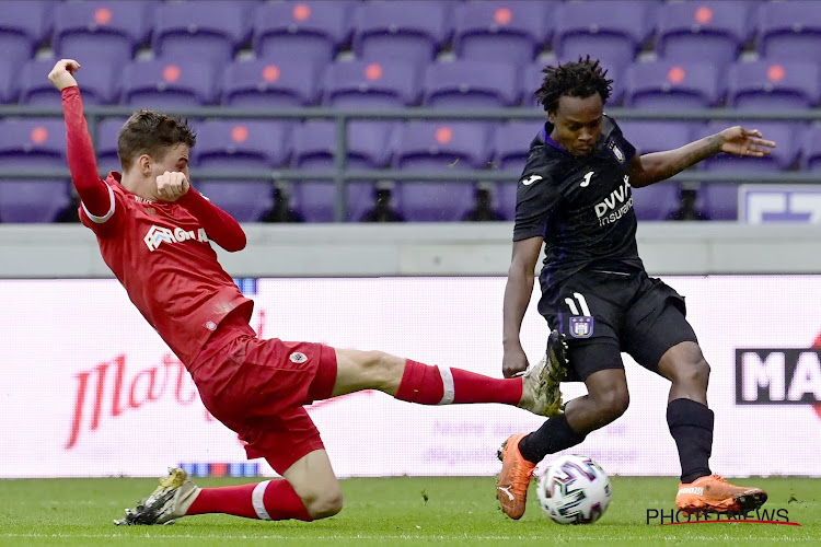 Titulaire, Percy Tau fait ses grands débuts face à Manchester City