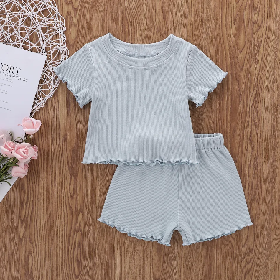 Ensemble Cool à Manches Courtes pour Bébé Fille, parfait pour la maison. Léger, confortable et respirant, idéal pour les journées chaudes et les jeux.