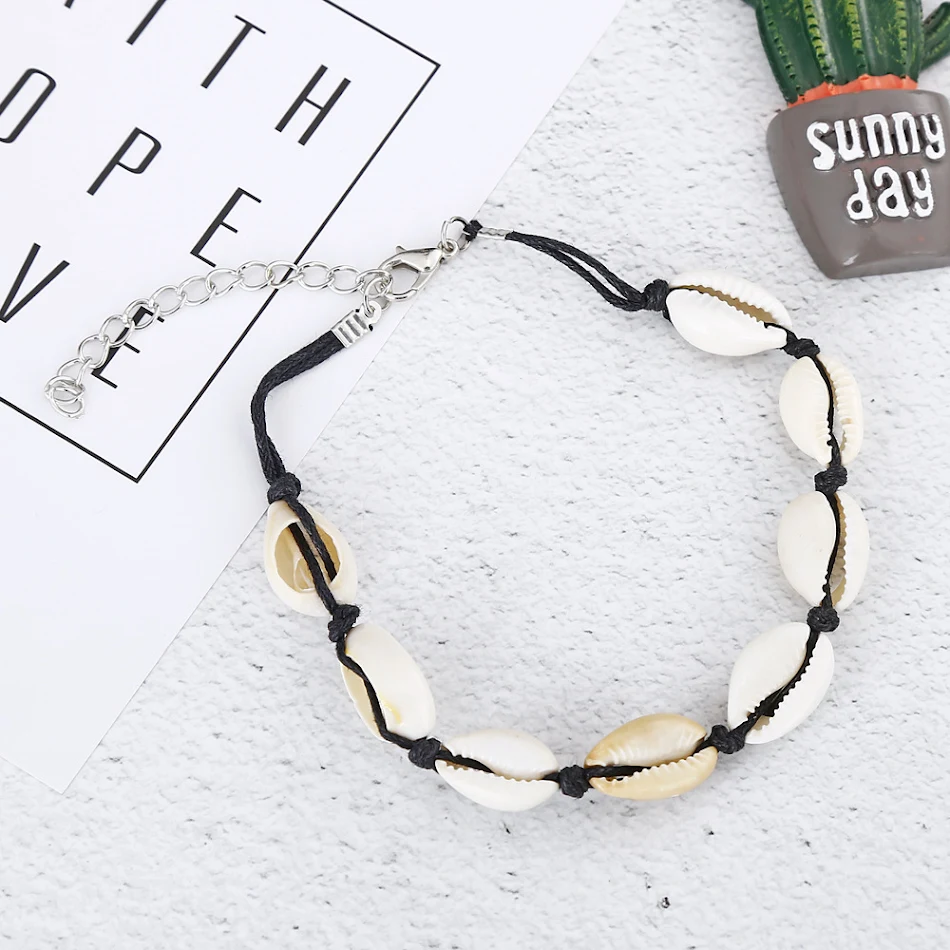 Anklera ethnique bohème en coquillages. Accessoire de cheville d'été pour la plage ou festival. Bijou femme tendance.