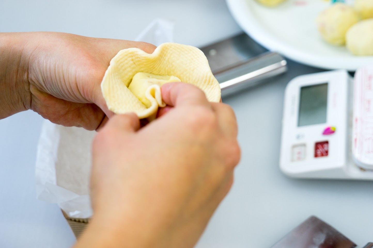 中心に、冷まし丸めたマッシュポテトを置いて、包み込む