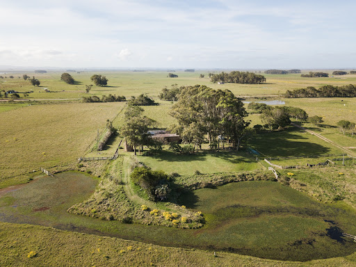 Corps de ferme avec dépendances et jardin 3