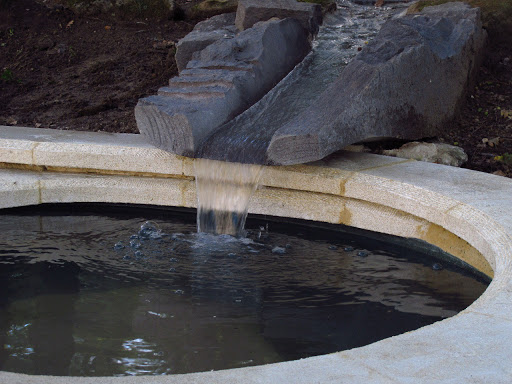 Fontaine monumentale dans un parc arboré