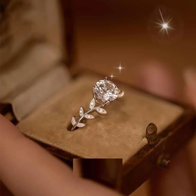 Anillo de moissanita Laurel Goddess, alta gama y nicho, para mujeres con temperamento y estilo sofisticado. Elegancia asegurada.
