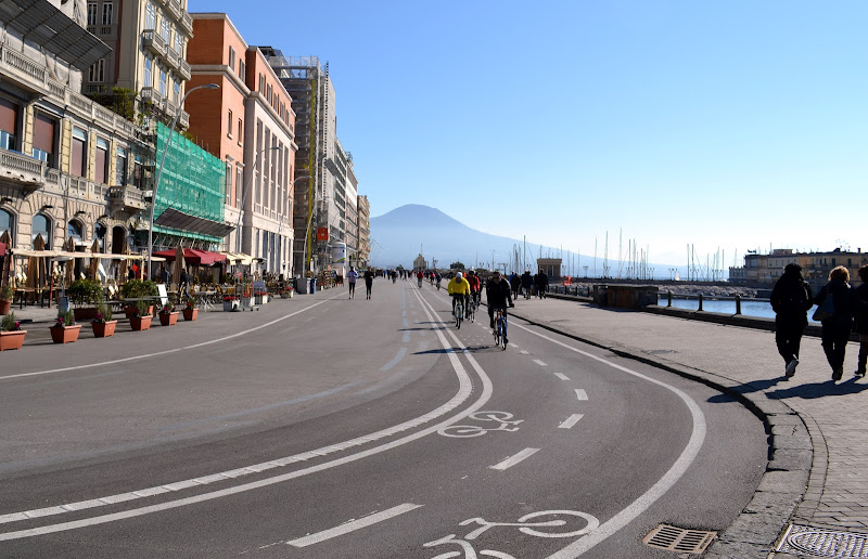 Pedalando sul lungomare, con sfondo il Vesuvio!!! di newxeres