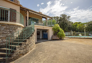 Seaside villa with pool and garden 3