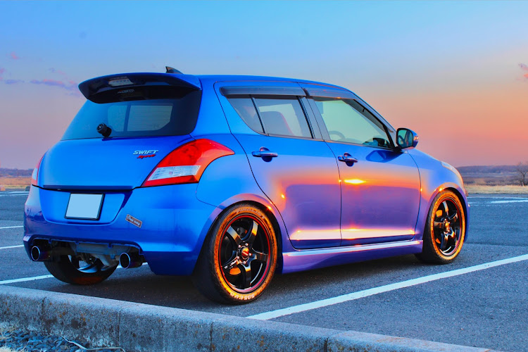 スイフトスポーツのスイフトスポーツ・zc32s・スイスポ・スイスポLife・夕方撮影に関するカスタム事例の投稿画像1枚目