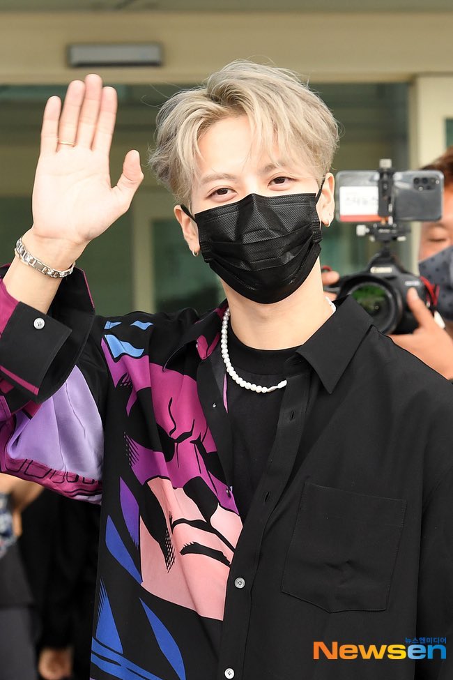 GOT7's Jackson Wang Shows More Concern For Others Than Himself At Airport,  Revealing His True Personality - Koreaboo