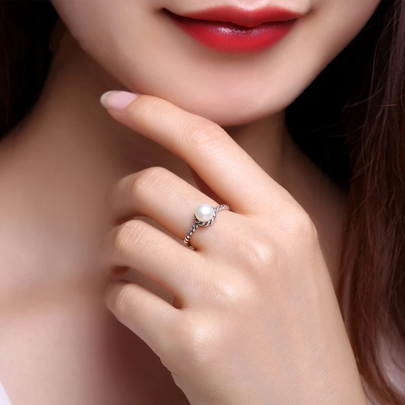 Bague vintage pour femme, élégance intemporelle. Bijou classique au design unique, idéal comme cadeau. Profitez de son éclat et de son style.