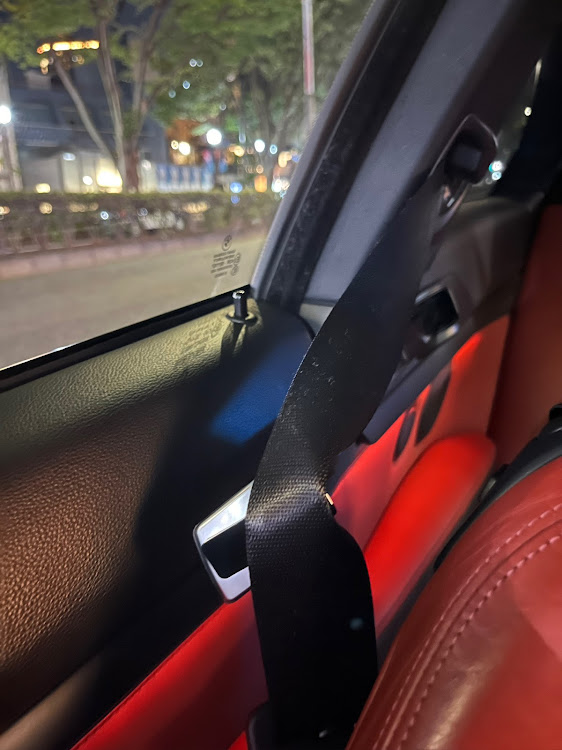 M3 クーペのE92・BMW・メンテナンス・シートベルトハンドオーバー・ドリンクホルダー取り付けに関するカスタム事例の投稿画像3枚目